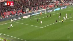 「エグすぎん？」大ブーイングの嵐！バイエルンFW、相手を吹っ飛ばす“爆速タックル”→急加速からの鬼ディフェンス炸裂「怖すぎだろ」