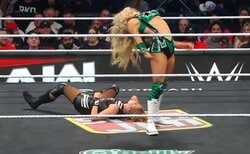 「また脱いだ」元チアの美女レスラー、“気合”の所作 悲願の王座戴冠で見せた“己を鼓舞”する渾身の“ちょい脱ぎ”パフォーマンス