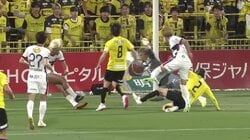 決定力バケモン！鈴木優磨、倒れながらのビューティフルループシュートにファン歓喜「よく決めたな」「体幹強すぎる」