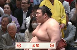 熱海富士、大量懸賞を“チラ見”して思わずニッコリ 初の金星に感情“ダダ漏れ”な瞬間「あたみん嬉しそうw」