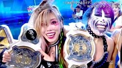 「強烈w」「これは負けるわ」日本人女子タッグが掟破りの合体技 完全KOで王座奪取、場内大熱狂の瞬間