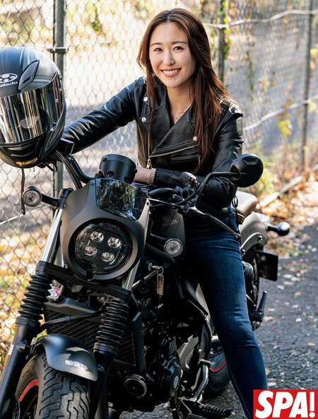 【写真・画像】『水ダウ』のハニトラで話題の2人がまさかのコラボ 三輪晴香がお見送り芸人しんいちの“シナリオ”をグラビアで表現 『週刊SPA！』　1枚目