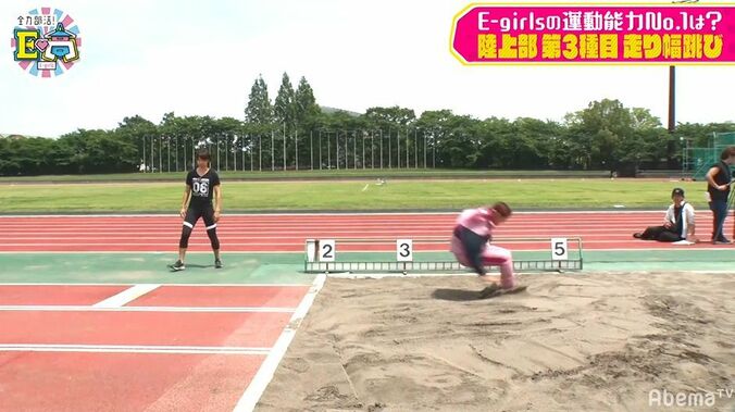 E-girls須田アンナ、驚異の跳躍力を披露！走り幅跳びでダントツ1位に 3枚目