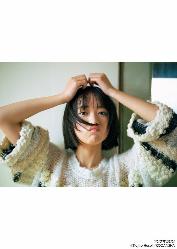 ショートドラマ『僕達のあざす。』出演中 上田心暖が人生初グラビアで瑞々しい水着姿 『ヤンマガ』巻中 4枚目