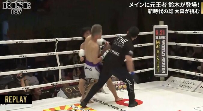 左フックを一閃