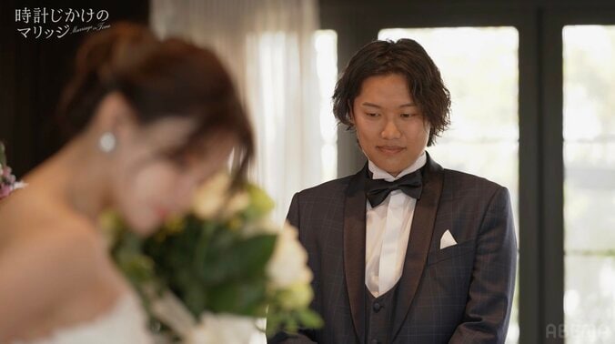 【写真・画像】27歳人気モデル、美背中＆ボディライン際立つ純白ドレス姿にため息「きれい…」　2枚目