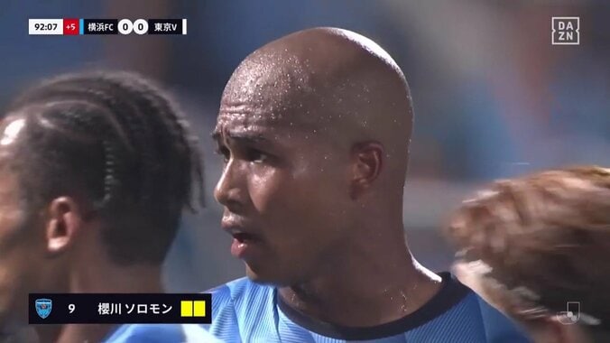 【映像】レッドカード→選手が退場拒否