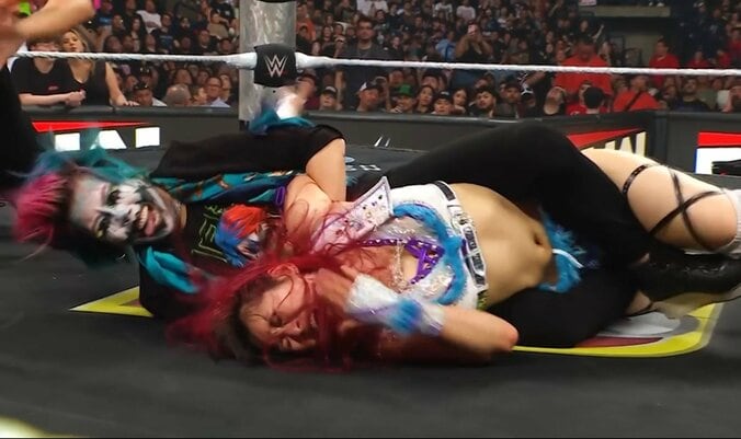 「レフェリー何してる！」「ひどい」日本人女子レスラーが衝撃の介入 タップしても離さず大ブーイング 因縁は“史上初”の直接対決へ 5枚目