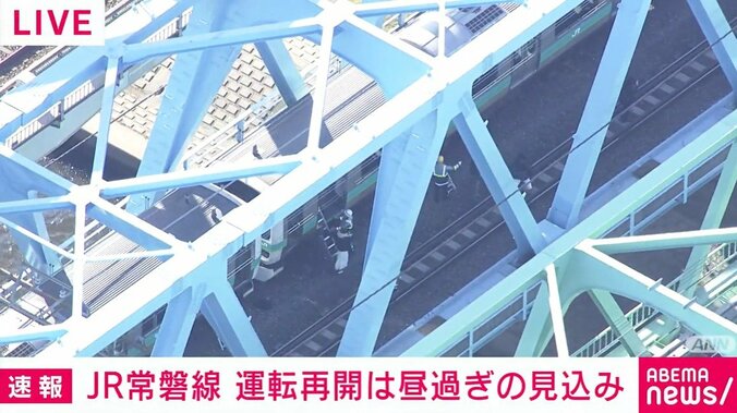 係員の誘導に従い避難する様子