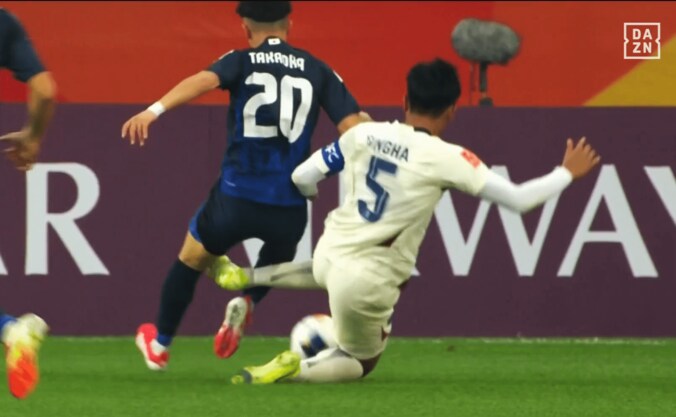 「荒くて怖い…」日本の至宝が“危険タックル”被害！ 英移籍内定の17歳・高岡伶颯が悶絶→実況解説陣も心配した瞬間【U20アジアカップ】 3枚目