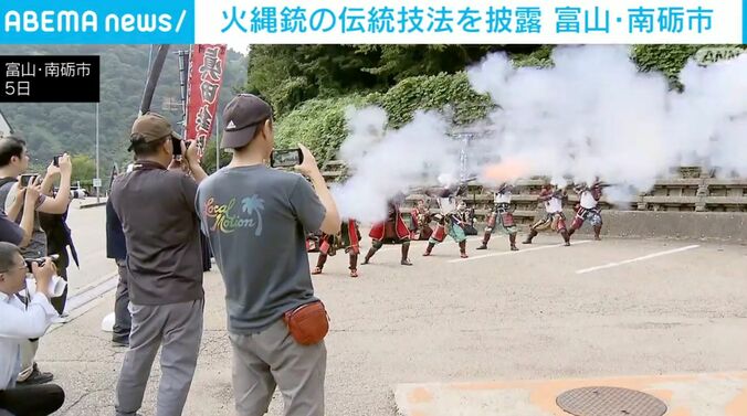 演舞を見守る観光客