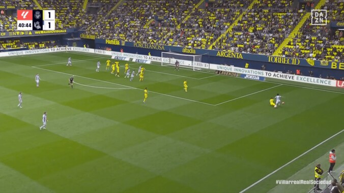 痛っ！ 久保建英が“元ライバル”のハードタックルで悶絶…「仲良しじゃなかったらキレる…」「今のはいかん」ビジャレアルMFに足を削られた瞬間 5枚目