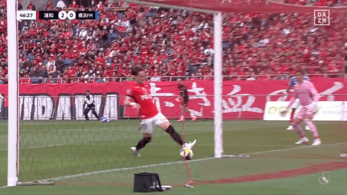 「小学生だとあるけど…」大学生Ｊリーガーの“衝撃キックミス失点”に騒然！「トラウマ級」「諏訪間は強くなろ」「スローインも厳しかった」横浜FMは最下位転落 4枚目