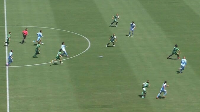 【映像】圧巻ボール奪取からの超絶スルーパス