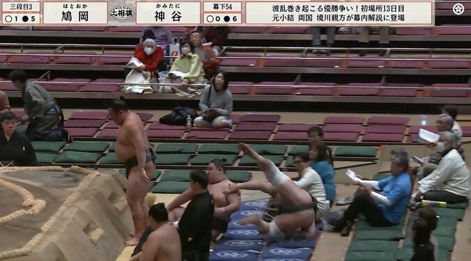 「あー」「おー」館内が“二度”騒然 取組決着でハプニング発生 力士の見事な“受け身”にも注目 3枚目