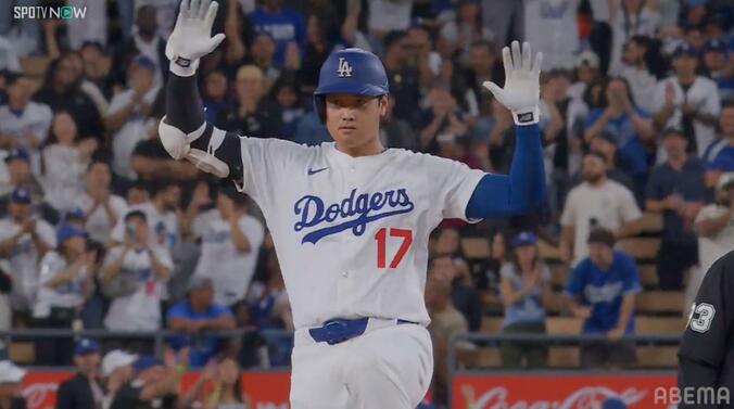 大谷翔平、ツーベースヒットを放ち塁上で決めポーズ