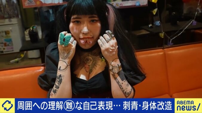 たまきさん（28）、全身タトゥー＆スプリットタン（実際の様子）