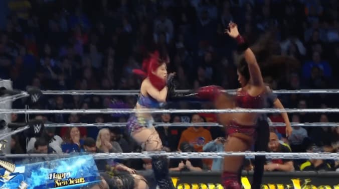 ラッシュの“迎撃キック”をモロにくらうイヨ