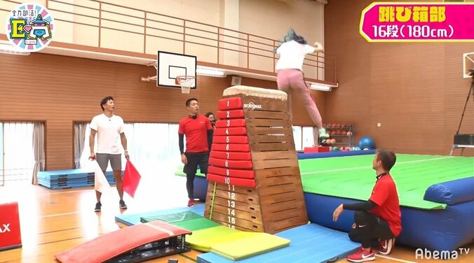 脅威の身体能力！E-girls須田アンナ、190cmの跳び箱を大ジャンプでメンバー＆先生も驚きの結果に 3枚目