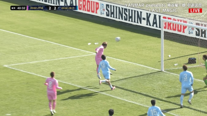 「なんでやねん！」大久保嘉人＆柿谷曜一朗の“新喜劇風シンクロずっこけ”にファン爆笑「大阪すぎるって」「それ外す！？」 5枚目