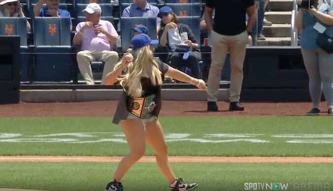 【写真・画像】やりすぎ！ 名物レポーター・エリカさん、“まさかの珍ハプニング”「これはヤバい」 インタビュー中に大変なことになる「めっちゃ雰囲気いいなｗ」　1枚目