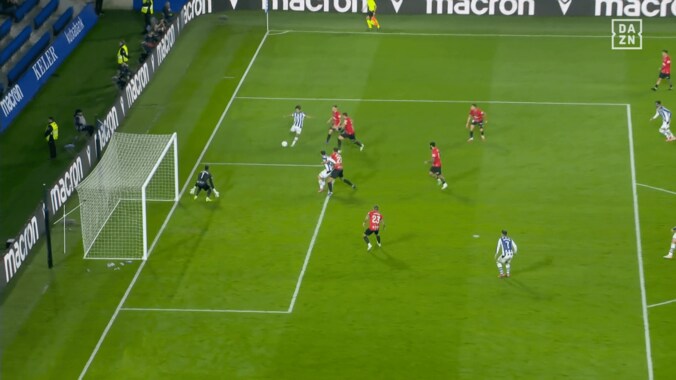 「PKないんかい！」久保建英、まさかの転倒→即復活に騒然「すごいな」「ナイスガッツ」２連続突破で決定機演出の一部始終 4枚目