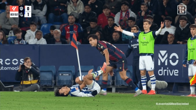 足首を押さえて倒れ込む久保建英