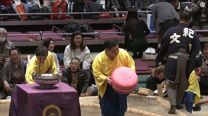 「デカっ」安青錦に贈られた巨大な副賞にファン騒然 預かった力士の“困惑笑顔”に「あの力士かわええ」「そら笑うわ」ファンほっこり 2枚目