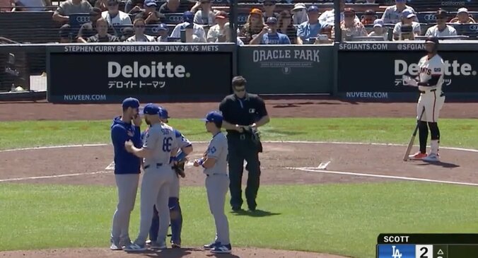 【写真・画像】球場騒然！ 山本由伸のストレートで“異変”… 打者が飛んだ！「どうした」「そらビビる」 見送りリアクションが話題に　1枚目