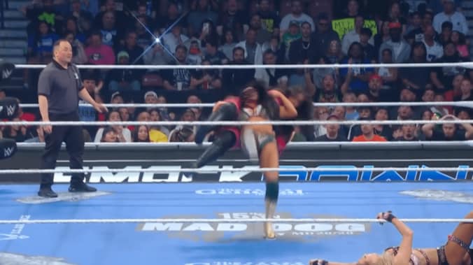 そのままサモアン・ドロップを炸裂させる