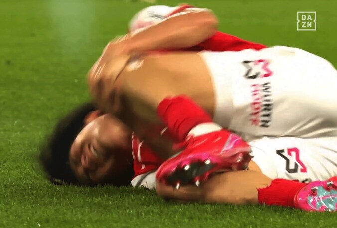 「レッドだろ！ふざけるな！」中村敬斗が“超危険な足裏タックル”被害で悶絶…「膝を蹴るな」「なんてことを…」スタジアム騒然＆ファン激怒の瞬間 2枚目