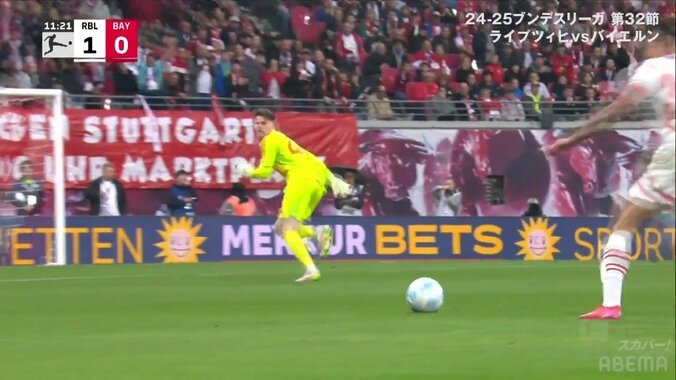 一体何が起きた？「このミスはでかいな」首位バイエルン、痛恨ミスの連発でまさかの失点「これは優勝のプレッシャーか」ファンも驚くありえないプレーの一部始終 4枚目