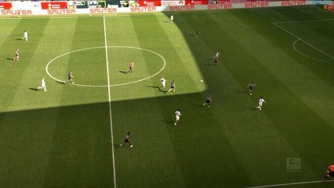 堂安律が「フランクフルトの中心」“美しすぎるダイレクト連携”が話題！新加入ながら「ずっと前からいる感覚」 3枚目