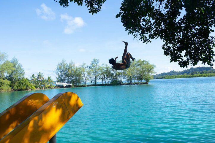 ウォータースライダーを全力で楽しむ美人女子大生にほれぼれ ニューヨーク屋敷「こういうの楽しんでくれる女の子良いわ」『シャッフルアイランド Season3』#4