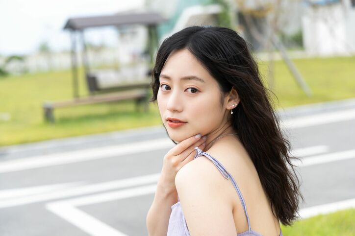 元国民的アイドル、胸元ざっくりな大胆ワンピース姿でハイスペ男性とリアル婚活！ 不敵な笑みで「自信しかないですよ」