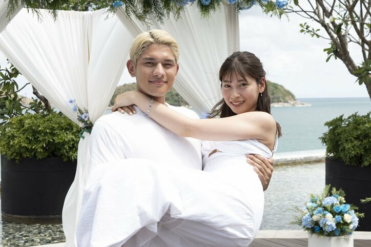 美人すぎるカフェ店員、カップル成立でイケメンとチュー「これは昨日のお返しね」