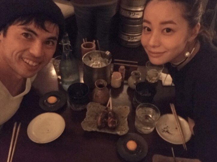 小島よしお、美人妻とのプリクラを公開 美顔加工に爆笑するファンも