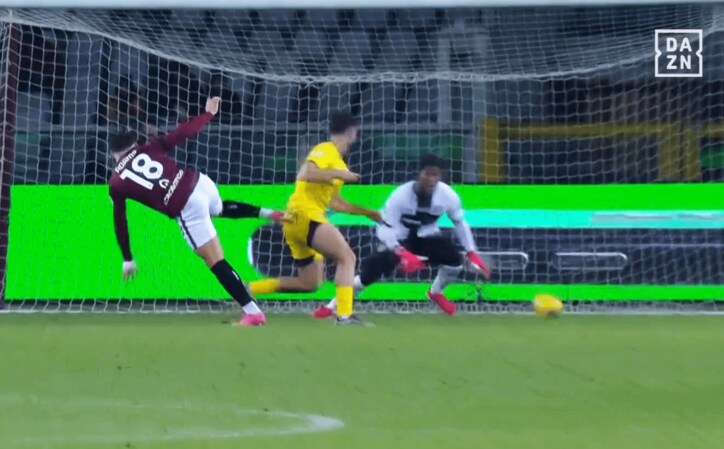 【写真・画像】嘘だろ…？ 鈴木彩艶が“鬼反射神経セーブ”で至近距離弾ストップ→相手FWが唖然！「エグすぎる」「よく止めた」セリエAでMOM初受賞　1枚目