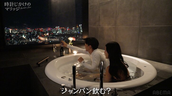 【写真・画像】穴開き水着の34歳美人社長、年収3000万円のイケメン経営者と密着の混浴「近くない？距離が」　2枚目