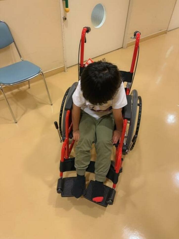  アレク、足の痛みを訴え医師から車椅子を勧められた息子「大慌て、、、焦りました」 