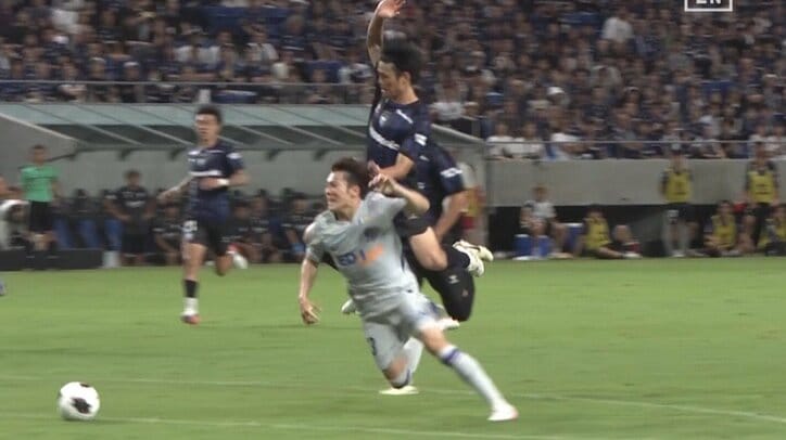 【映像】PA際のきわどすぎるファウル