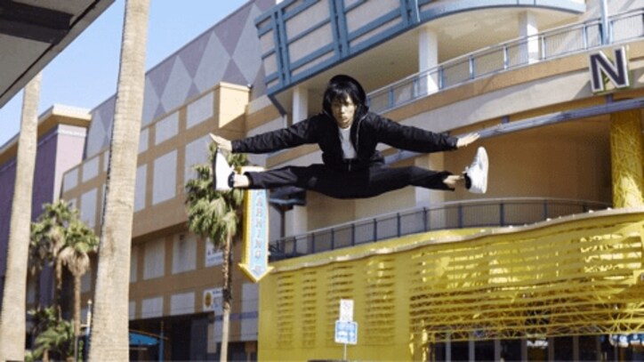 鈴木伸之、“跳躍力がすごい”開脚ジャンプショットを公開