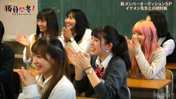「好きになってしまって…」受験を控えた18名の女子高生がイケメン先生に猛アピール!グループ面接中に告白する子まで