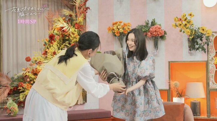 飯豊まりえ、20歳から5年間務めた『オオカミ』シリーズMCを卒業、横澤夏子から花束も「オオカミちゃんを当てるのに5年かかった」