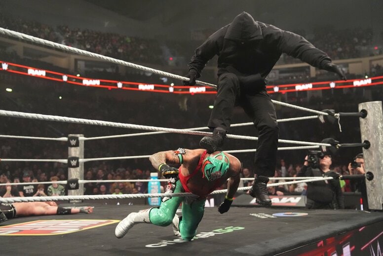 突如現れた“謎のフード男”の正体とは？ 素顔を見せるも会場は「変な空気」に…一体なぜ？ ファン困惑「長期離脱だったから…」