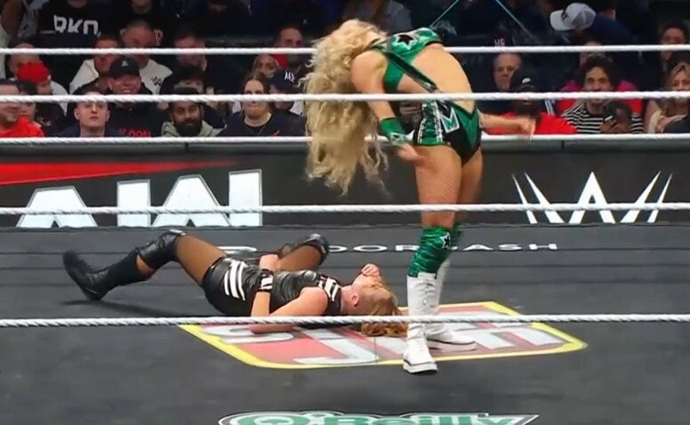 「また脱いだ」元チアの美女レスラー、“気合”の所作 悲願の王座戴冠で見せた“己を鼓舞”する渾身の“ちょい脱ぎ”パフォーマンス