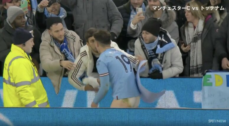 「パ、パンツ！？」 試合終了後、使用済みハーフパンツを贈られたサポーターが大興奮 「そっちかよ！」「上もらえよ」