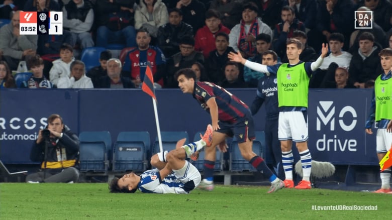 「ふざけるな！」久保建英、“危険タックル”の被害…「怪我が怖い…」「足を引いてるけど削った」足首を押さえて倒れファン悲鳴