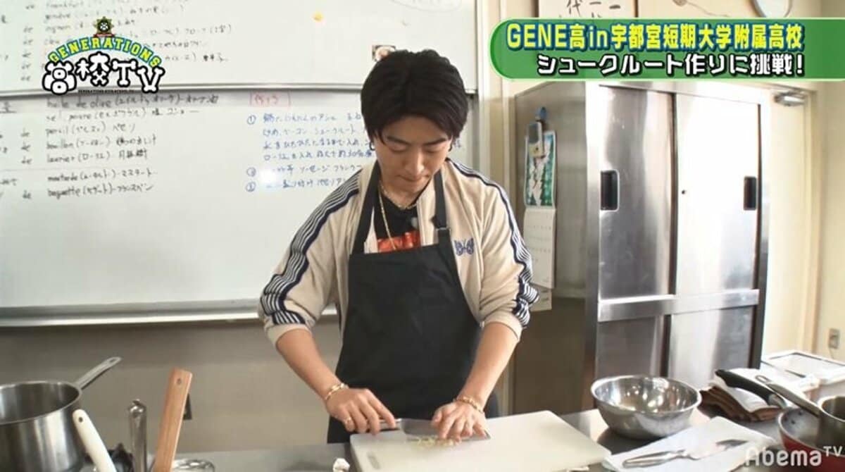 佐野玲於、『GENE高』で見事な包丁さばきを披露!隼の包丁さばき 佐野玲於、『GENE高』で見事な包丁さばきを披露!隼の包丁さばき
