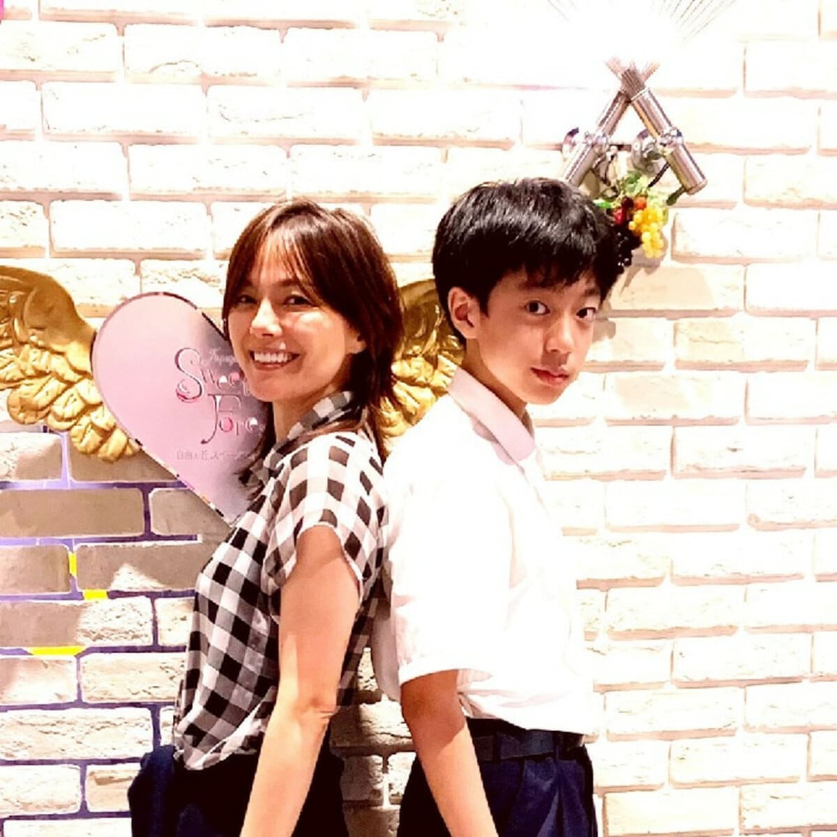 相川七瀬、次男との“背比べ”ショットを公開「身長抜かされてます。笑